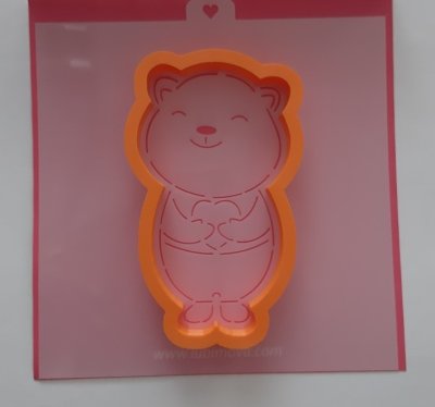 милый мишка с сердечком в лапах